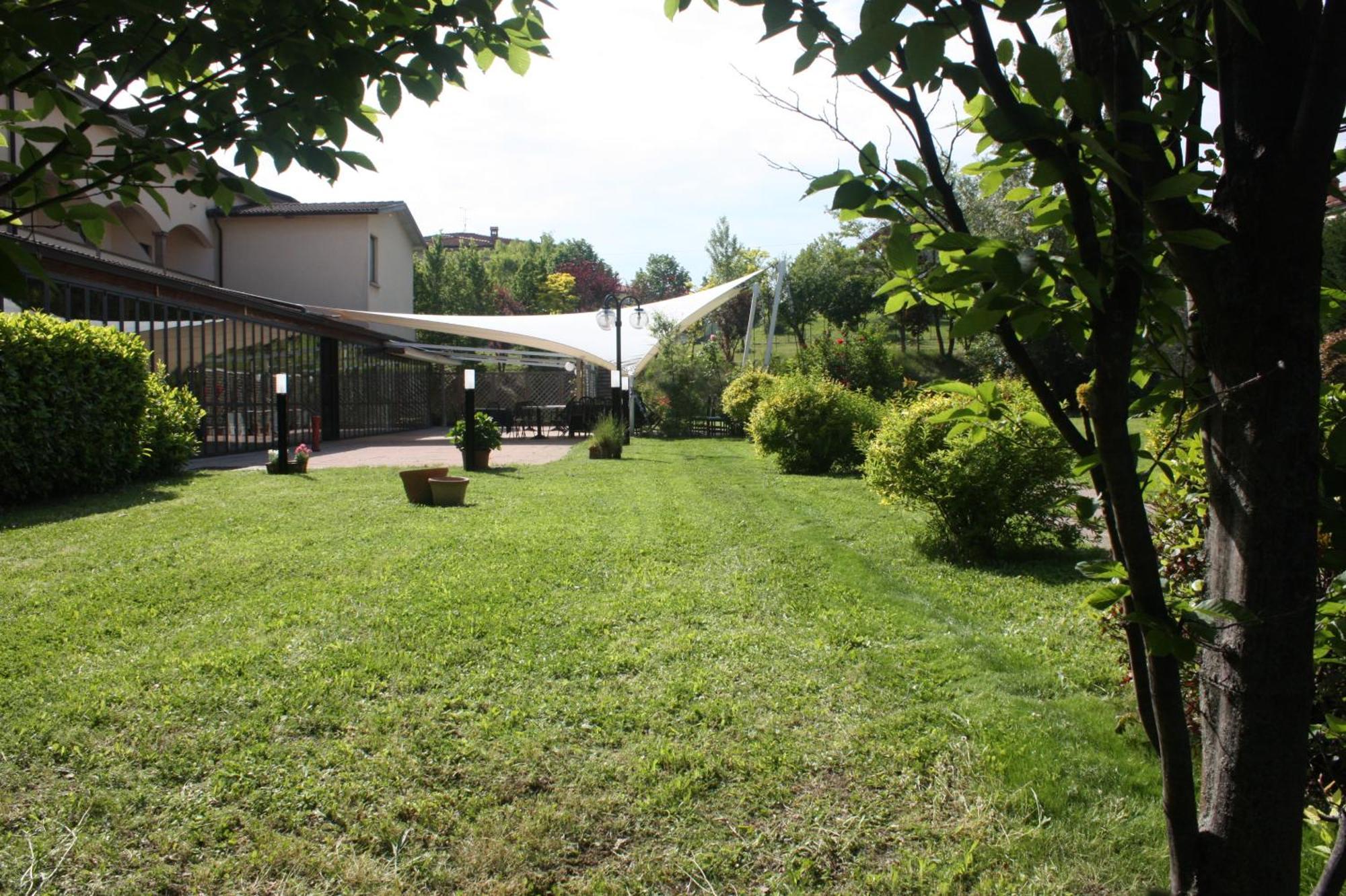 Albergo Della Roccia Varano de' Melegari Exterior photo