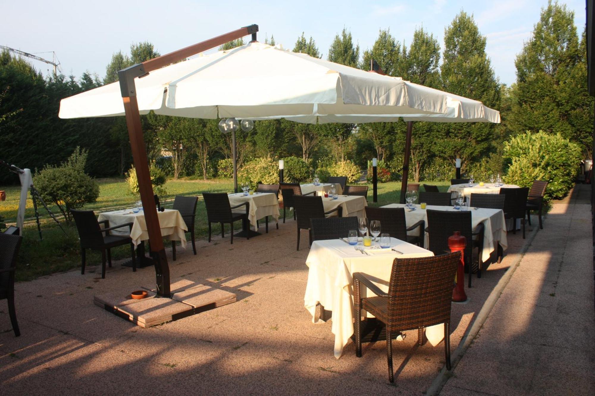 Albergo Della Roccia Varano de' Melegari Exterior photo