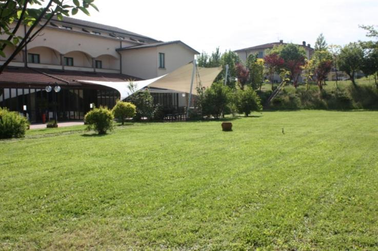 Albergo Della Roccia Varano de' Melegari Exterior photo