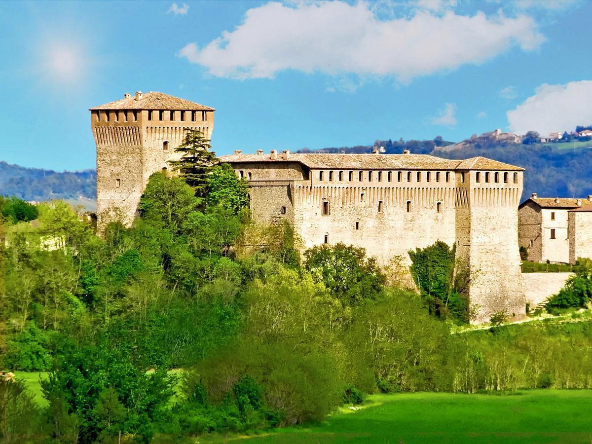 Albergo Della Roccia Varano de' Melegari Exterior photo