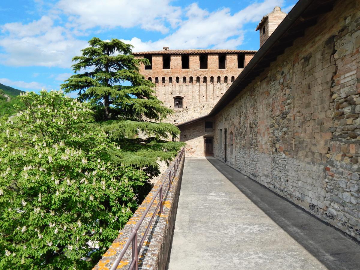 Albergo Della Roccia Varano de' Melegari Exterior photo